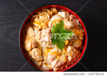 黑色背景上的親子丼(雞肉蛋蓋飯) 黑色背景上的親子丼(雞肉蛋蓋飯) 141716121