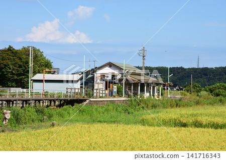 Platform and station building of Kubiki-Ono Station on the Oito Line Platform and station building of Kubiki-Ono Station on the Oito Line 141716343