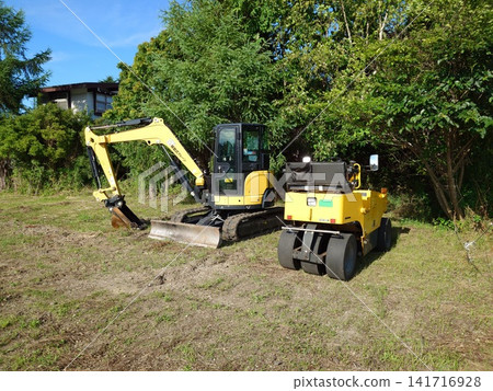 Hydraulic excavator and tire roller Hydraulic excavator and tire roller 141716928