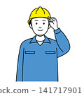 一名身穿工作服的男性工地工作人員將手放在頭盔上。 141717901