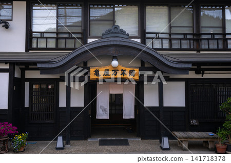 米澤市小野川溫泉的老字號旅館「龜屋萬年閣」的入口。 米澤市小野川溫泉的老字號旅館「龜屋萬年閣」的入口。 141718378