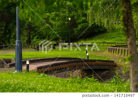 小野川溫泉小鎮裡綠樹成蔭的公園和一座小橋 小野川溫泉小鎮裡綠樹成蔭的公園和一座小橋 141718497