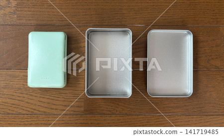 圖片顯示,在存放於金屬罐中之前,一塊膨脹的手機電池;防火措施。 圖片顯示,在存放於金屬罐中之前,一塊膨脹的手機電池;防火措施。 141719485