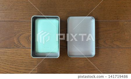 存放在金屬罐中的手機電池膨脹的圖片;防火措施和處置範例。 存放在金屬罐中的手機電池膨脹的圖片;防火措施和處置範例。 141719486