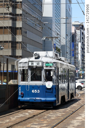 廣島電鐵「爆電車」653號列車在廣島市運行。 廣島電鐵「爆電車」653號列車在廣島市運行。 141719906