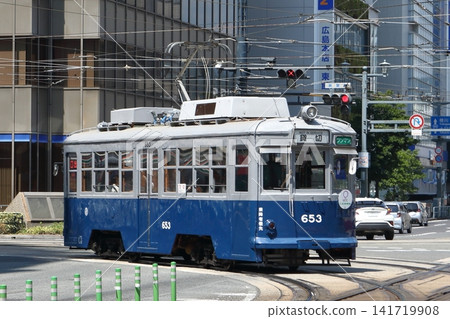 廣島電鐵「爆電車」653號列車在廣島市運行。 廣島電鐵「爆電車」653號列車在廣島市運行。 141719908