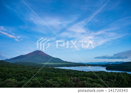 從全景觀景點眺望山中湖和富士山 從全景觀景點眺望山中湖和富士山 141720343