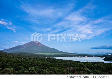 從全景觀景點眺望山中湖和富士山 從全景觀景點眺望山中湖和富士山 141720352