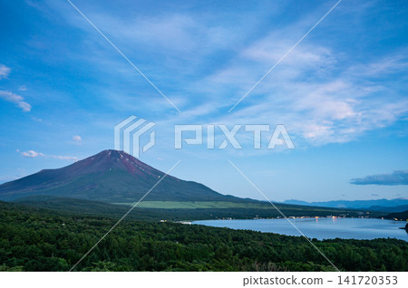 從全景觀景點眺望山中湖和富士山 從全景觀景點眺望山中湖和富士山 141720353
