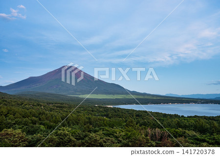 從全景觀景點眺望山中湖和富士山 從全景觀景點眺望山中湖和富士山 141720378