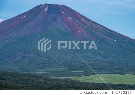 從全景觀景點眺望山中湖和富士山 從全景觀景點眺望山中湖和富士山 141720385