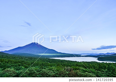 從全景觀景點眺望山中湖和富士山 從全景觀景點眺望山中湖和富士山 141720395
