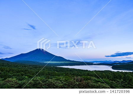 從全景觀景點眺望山中湖和富士山 141720396