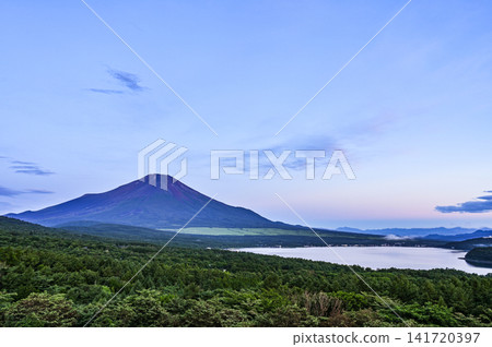 從全景觀景點眺望山中湖和富士山 從全景觀景點眺望山中湖和富士山 141720397