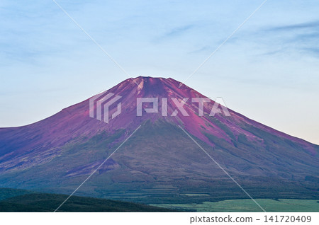 Lake Yamanaka and Mount Fuji from the panoramic viewpoint Lake Yamanaka and Mount Fuji from the panoramic viewpoint 141720409