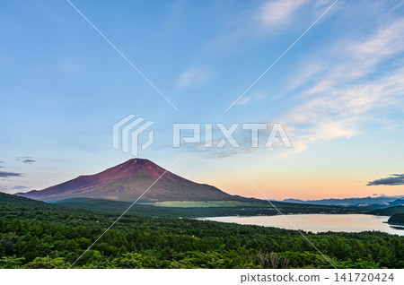 從全景觀景點眺望山中湖和富士山 從全景觀景點眺望山中湖和富士山 141720424