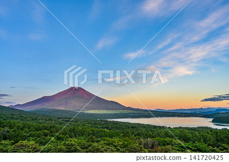 從全景觀景點眺望山中湖和富士山 從全景觀景點眺望山中湖和富士山 141720425