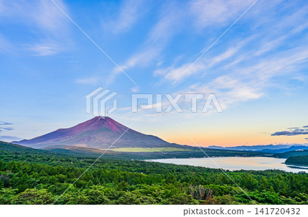 從全景觀景點眺望山中湖和富士山 從全景觀景點眺望山中湖和富士山 141720432