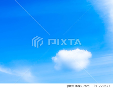 在湛藍的天空下,朵朵白雲飄浮其間,構成一幅美麗的風景。 在湛藍的天空下,朵朵白雲飄浮其間,構成一幅美麗的風景。 141720675