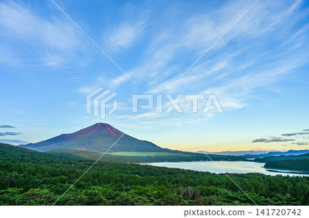 從山梨全景平台眺望山中湖和富士山 從山梨全景平台眺望山中湖和富士山 141720742