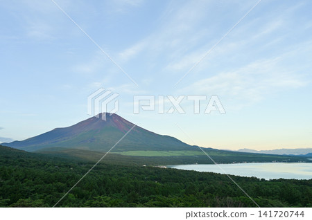 從山梨全景平台眺望山中湖和富士山 從山梨全景平台眺望山中湖和富士山 141720744
