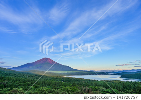 從山梨全景平台眺望山中湖和富士山 從山梨全景平台眺望山中湖和富士山 141720757