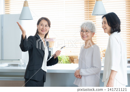 資深女性與女商人進行商務談判 141721121
