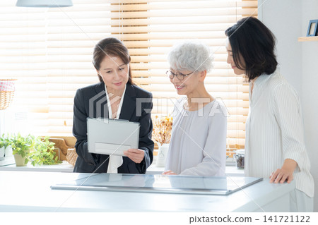 Senior women and businesswomen conducting business negotiations 141721122