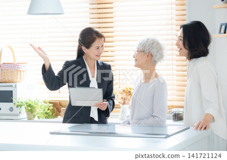 Senior women and businesswomen conducting business negotiations 141721124