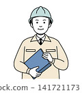 身穿工作服、頭戴安全帽、手持文件櫃的男性現場主管。 141721173
