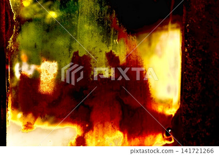 抽象的背景是兩個人體倒映在沾滿鏽跡和綠色污漬的玻璃上。 141721266