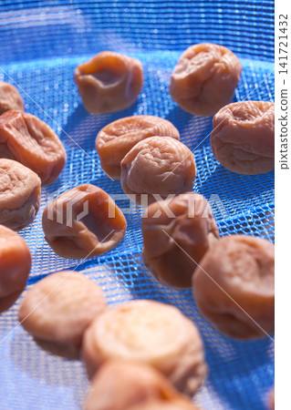 Homemade pickled plums: The process of sun-drying them. Homemade pickled plums: The process of sun-drying them. 141721432