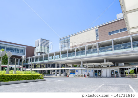 神奈川縣橫濱市的城市景觀:多摩廣場車站南口的南廣場和前往羽田機場的巴士站。 神奈川縣橫濱市的城市景觀:多摩廣場車站南口的南廣場和前往羽田機場的巴士站。 141721616