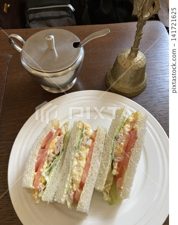 在咖啡店享用混合三明治 在咖啡店享用混合三明治 141721625