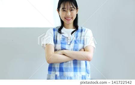 一張穿著圍裙的女子照片 一張穿著圍裙的女子照片 141722542