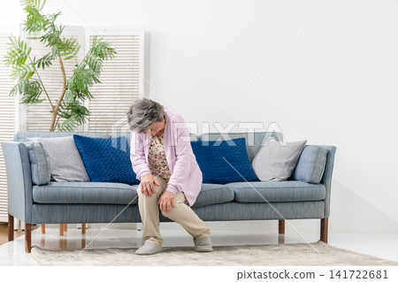 Senior woman, knee osteoarthritis Senior woman, knee osteoarthritis 141722681