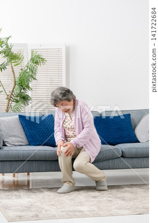 Senior woman, knee osteoarthritis Senior woman, knee osteoarthritis 141722684
