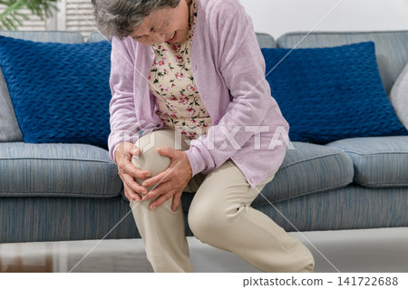 老年女性，膝關節骨關節炎，雙手 141722688