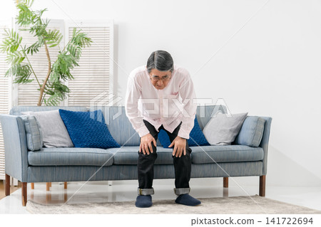患有膝骨關節炎的老人 141722694