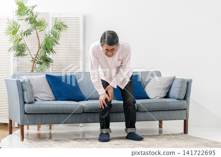 患有膝骨關節炎的老人 141722695