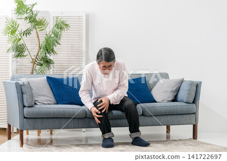 患有膝骨關節炎的老人 141722697