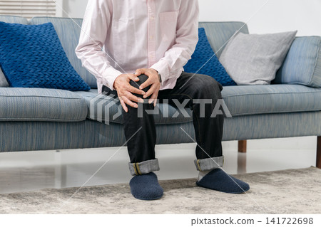 老年男性，膝關節骨關節炎，手部 141722698