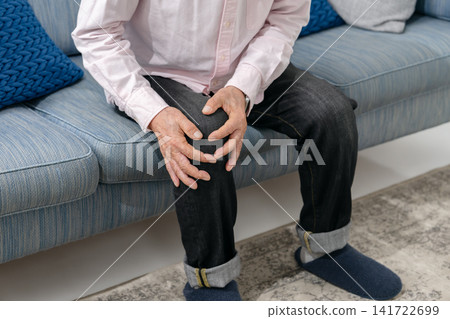 老年男性，膝關節骨關節炎，手部 141722699