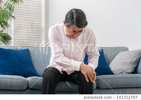 患有膝骨關節炎的老人 141722707