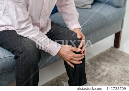 老年男性，膝關節骨關節炎，手部 141722709