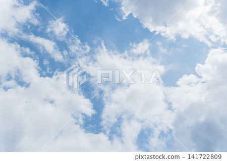 仰望初夏午後陽光下的藍天白雲 02 仰望初夏午後陽光下的藍天白雲 02 141722809