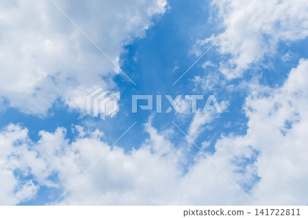 抬頭仰望初夏午後的藍天白雲 04 抬頭仰望初夏午後的藍天白雲 04 141722811