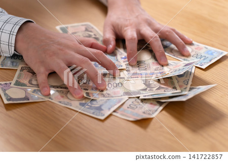 Hands that grasp money Hands that grasp money 141722857