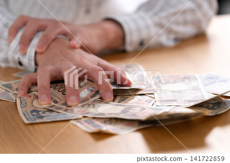 Hands that grasp money Hands that grasp money 141722859