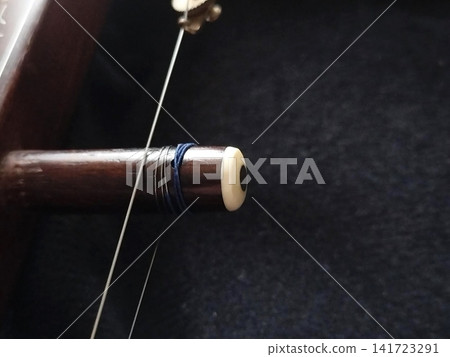 二胡的琴軸(軸桿)和琴弦纏繞部分的特寫。 二胡的琴軸(軸桿)和琴弦纏繞部分的特寫。 141723291